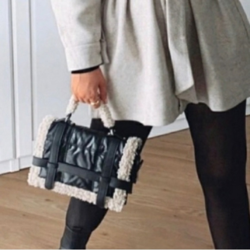 COPY - 13. MOST WANTED Fleece trim quilted bag